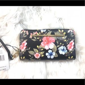 NWT. STEVE MADDEN. FLORAL WRISTLET. ❤️❤️❤️